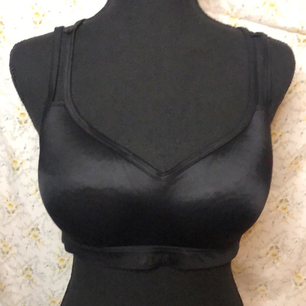 PINK VICTORIA’S SECRET Ultimate black push up softly padded bra. Size Large.